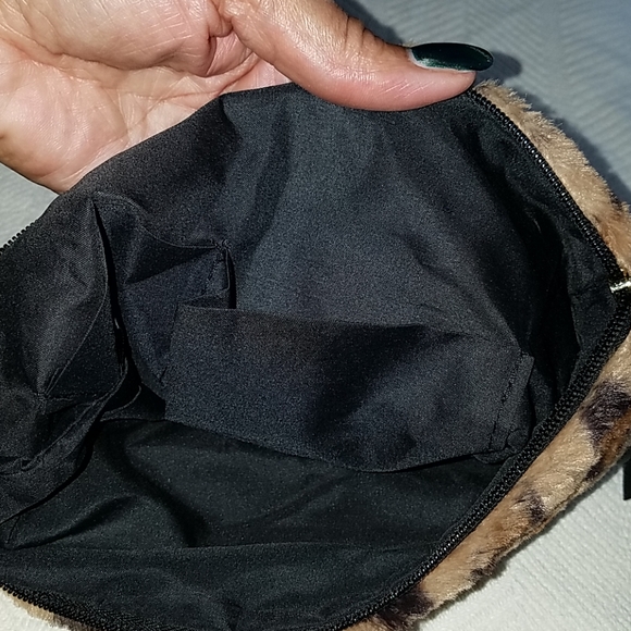 Soft faux fur Leopard Print bag - Picture 5 of 6